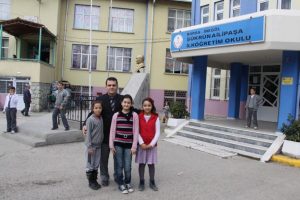 Vanlı &ouml;ğrenci depremin izlerini yeni arkadaşlarıyla siliyor