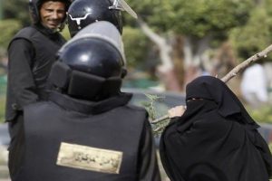 Tahrir'de muhaliflerle polis arasında &ccedil;atışma