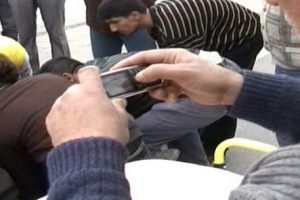 Yaralı &ouml;ğrenciyi telefonla g&ouml;r&uuml;nt&uuml;lediler