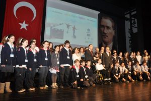 &Ccedil;ocuklar haklarını &ccedil;ektikleri filmlerle savunuyor