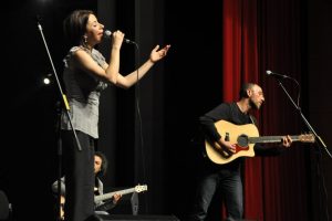 Ezgin G&uuml;nl&uuml;ğ&uuml;'nden Bursa'da coşkulu konser