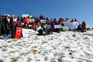 Dağcılar zirvede şehitleri andılar