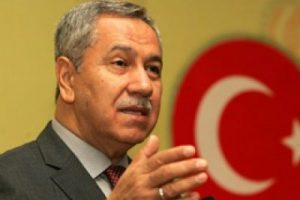 Arın&ccedil; gazete patronlarıyla biraraya geldi