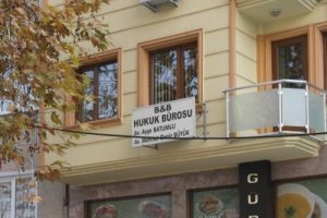 Avukatların b&uuml;rolarında arama sona erdi