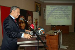 Arın&ccedil;'tan partililere siyaset dersi