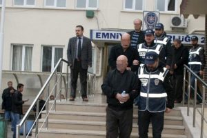 Cezaevi kapısında ka&ccedil;ak silah operasyonu