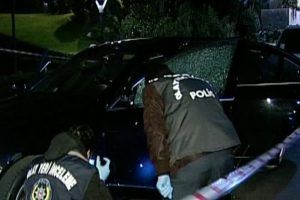 &Uuml;nl&uuml; işadamının aracına silahlı saldırı