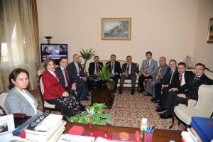 Dağ il&ccedil;elerinin başkanları Arın&ccedil;'tan yol istedi