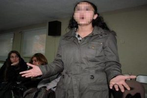 Gen&ccedil; kız g&ouml;zyaşları i&ccedil;inde isyan etti