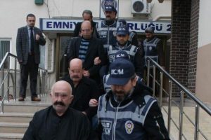 Silah ka&ccedil;ak&ccedil;ılığı iddiasıyla adliyeye sevk edilen 7 kişi tutuklandı