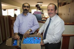 Belediye personelinden mavi kapak desteği
