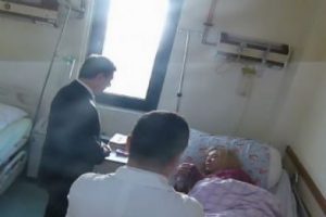 &Uuml;nl&uuml; sanat&ccedil;ı yine hastanede