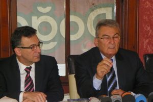 Baykal: Siyaset&ccedil;i sorun değil &ccedil;&ouml;z&uuml;m &uuml;retmeli
