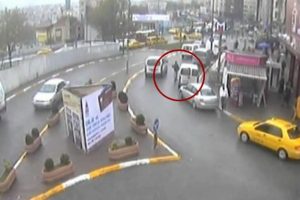 Ara&ccedil; faresi g&uuml;venlik kamerasına b&ouml;yle yakalandı