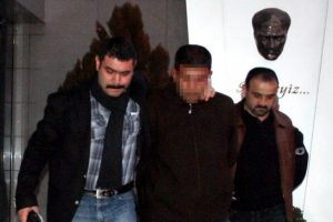 Otob&uuml;s durağı sapığı tutuklandı