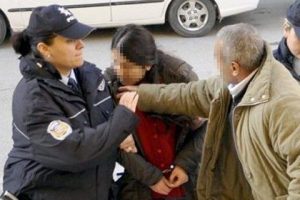 Babadan kızına slogan tokatı
