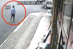 İmamın arabasını &ccedil;alanlar kamerada