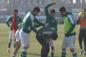 Topu d&uuml;ş&uuml;ren futbolcunun başına gelmedik kalmadı
