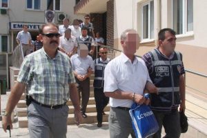 41 yıl istenen cezaevi m&uuml;d&uuml;r&uuml;ne tahliye