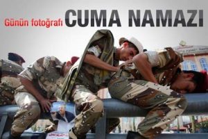 G&uuml;n&uuml;n fotoğrafı: Askerler topun &uuml;zerinde cuma namazı kılıyor