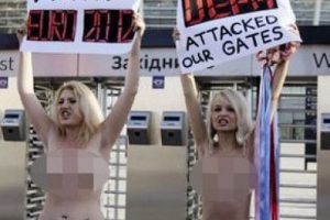 FEMEN bu kez UEFA'ya karşı soyundu