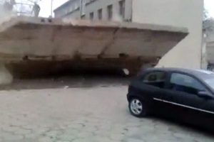 İşte gen&ccedil;lerin akıl almaz eğlencesi: Otomobil ile duvarı b&ouml;yle yıktılar!