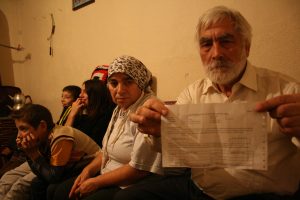 &Ouml;ğretmenlerinin verdiği har&ccedil;lıkları babasına veriyor