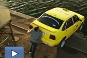Cemil taksisini denize attı