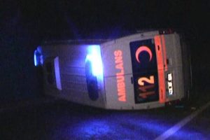 Hasta taşıyan ambulans takla attı