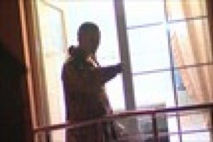 Sinir krizi ge&ccedil;irip polisi yaraladı