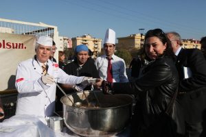 Başkan Bozbey aşure dağıttı