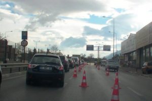 Lodosun yaprakları trafiği fel&ccedil; etti - &Ouml;ZEL HABER