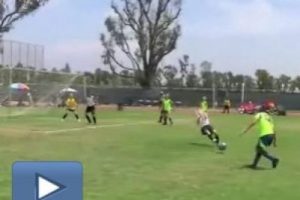 Bayan futbolcunun suratına top geldi!