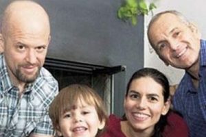 İki sevgilisi ile birlikte yaşıyor