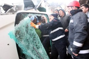 Devrilen kamyonetin s&uuml;r&uuml;c&uuml;s&uuml; balyozla işte b&ouml;yle kurtarıldı