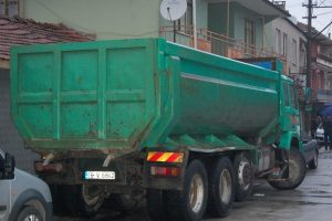 Bursa'da otomobille kamyon &ccedil;arpıştı