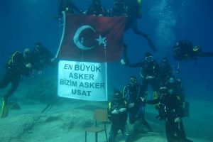 Su altında asker uğurlaması