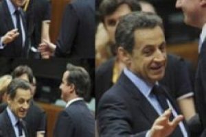 Sarkozy Cameron'ı kıvrak hareketiyle es ge&ccedil;ti