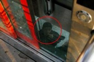 Engelli asans&ouml;r&uuml;nde mahsur kalan &ccedil;ocukları itfaiye kurtardı