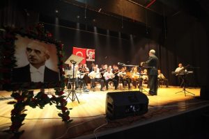 İn&ouml;n&uuml;, &ouml;lm&uuml;m&uuml;n&uuml;n 38.yıld&ouml;n&uuml;m&uuml;nde t&uuml;rk&uuml;lerle anıldı