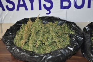 Otomobilde 3 kilogram esrar ele ge&ccedil;irildi