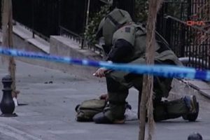 Vali Mutlu'nun evinin &ouml;n&uuml;nde bomba alarmı