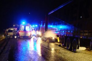 Yoldan ge&ccedil;en kamyonetin altında kaldı