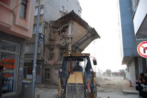 Tarihi Rum konağı t&ouml;renle yıkıldı