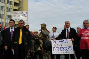 G&ouml;rev yeri değiştirilen sendikacı yola deveyle &ccedil;ıktı