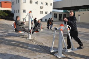 Otob&uuml;s beklerken spor yapıyorlar