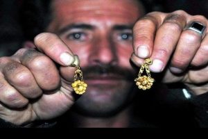 Yardım ceketinin cebinden &ccedil;ıkan k&uuml;pelerin sahibini arıyor