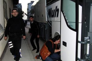Yolcu otob&uuml;s&uuml;nde ka&ccedil;ak sigara operasyonu