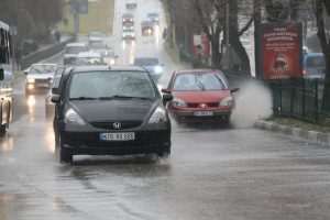 Bursa'da yağışlı hava hayatı fel&ccedil; etti