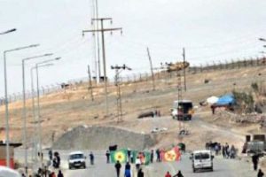 Tabur &ouml;n&uuml;nde PKK bayrağı a&ccedil;tılar